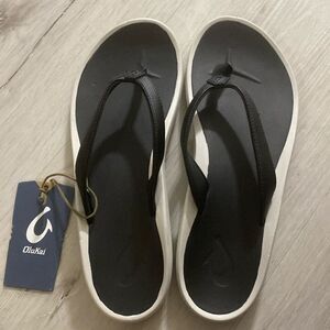 NWT- Olukai-Pi'oe Women's Beach Sandals- Black/DK Shadow- size 11